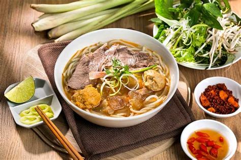  Bún Bò Huế - Món Ngọt Ngàn và Cay Nồng Khơi Dậy Vị Hương Ước Ao