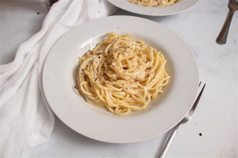  Cacio e Pepe: Creamy Perfection Meets Sharp Peppery Delight!